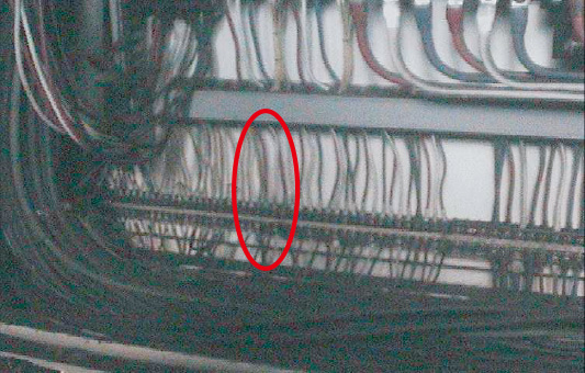 端子台ネジの緩みが確認された実機写真